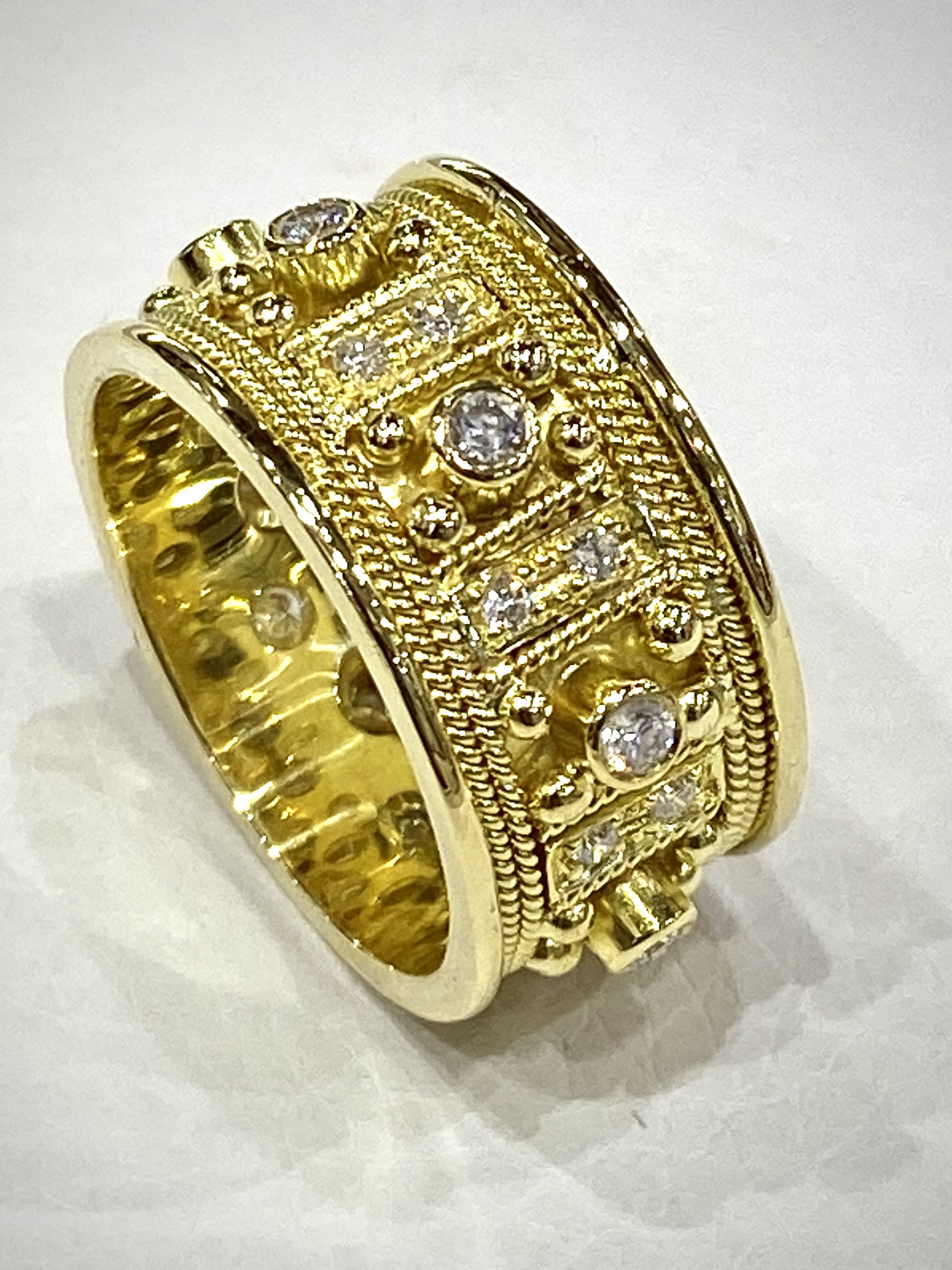 Byzantine ring in solid gold 18 karat with diamonds